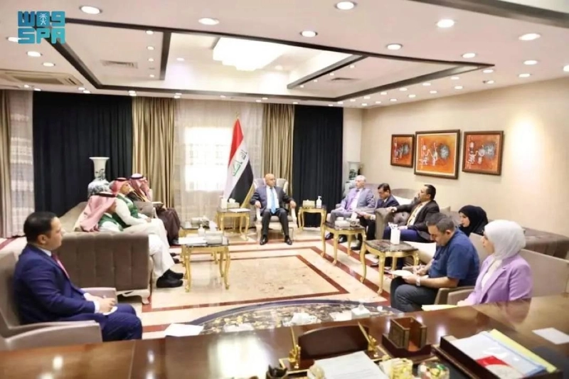 وزير الصحة العراقي يلتقي الفريق