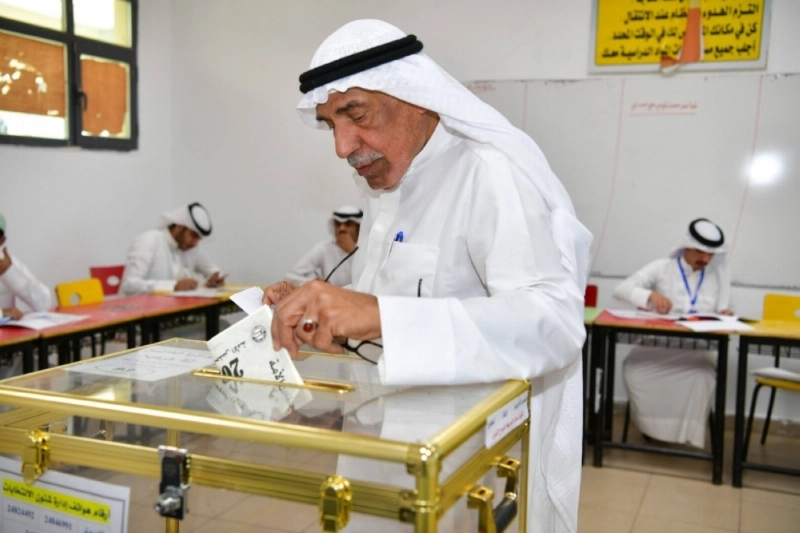 كويتي يدلي بصوته في الانتخابات