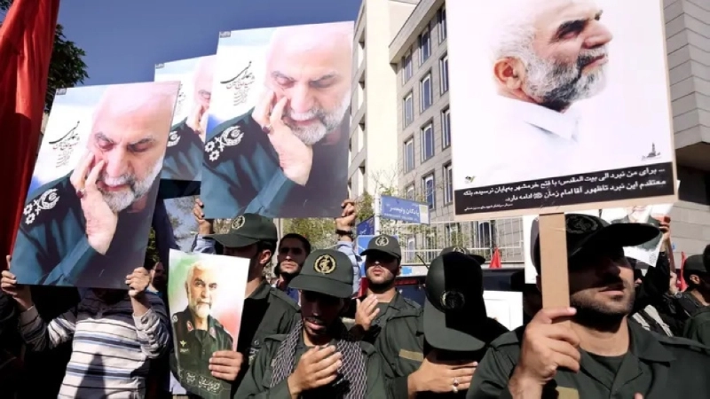 صور محمد رضا زاهدي في أيدي المشيعين