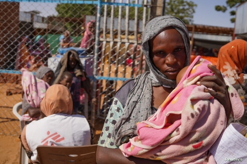 سيدة سودانية تحتضن طفلتها (مكة)