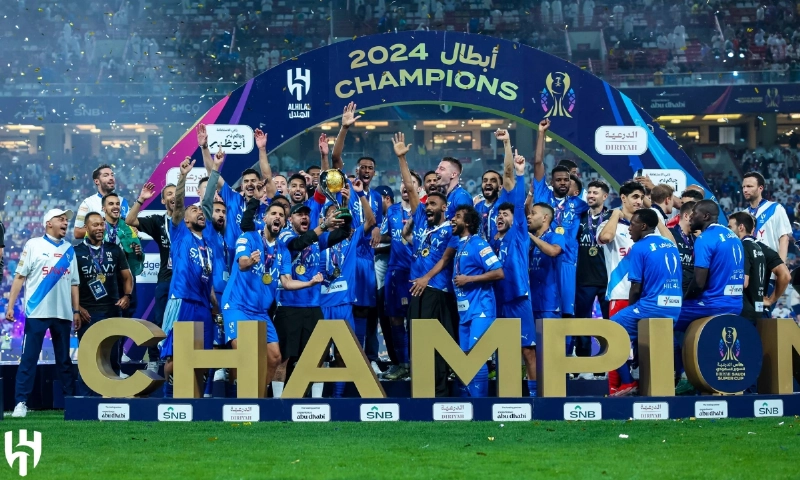 نيمار يرفع كأس السوبر خلال تتويج الهلال