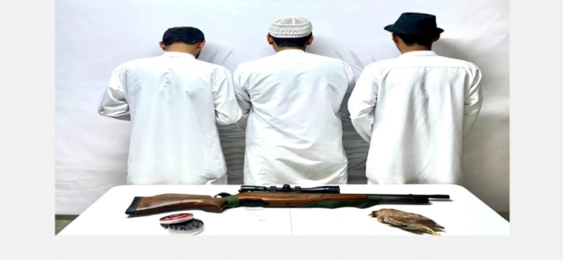 المخالفون الثلاثة بعد القبض عليهم