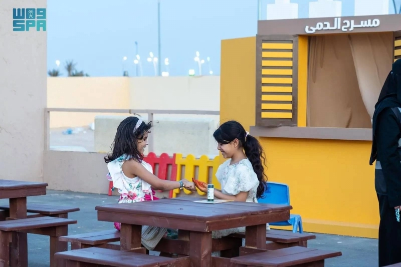 طفلتان بمسرح الدمى