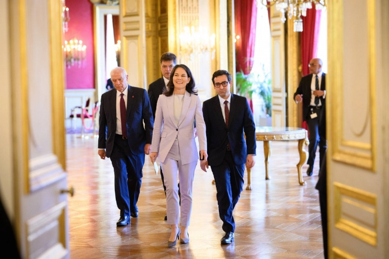 15 April 2024, France, Paris: Annalena Baerbock (2nd R), Germany's Foreign Minister, Stephane Sejourne (R), France's Foreign Minister, together with Josep Borrell (L), European Union Foreign Affairs Representative, and Janez Lenarcic (2nd L), EU Commissioner for Crisis Management, arrive at a press conference ahead of the ministerial meeting to support peace initiatives for Sudan. Photo: Bernd von Jutrczenka/dpa