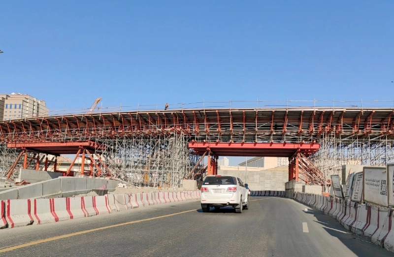 شيدت تقاطعات الكباري مع الأنفاق ضمن الجزء المتبقي من مشروع الدائري الثاني الطندباوي مع تقاطع البيبان، بطريقة هندسية تتلاءم مع طبيعة مكة الجبلية لتدخل الخدمة قريبا حتى تدرج بشبكة طرق العاصمة المقدسة، التي تسهم في فك الاختناقات المرورية. (أنس الحارثي)