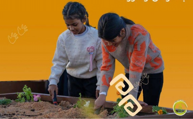 فتاتان خلال زراعة النباتات (مكة)