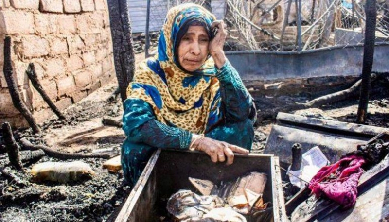 يمنية حزينة على أثار الحريق (مكة)
