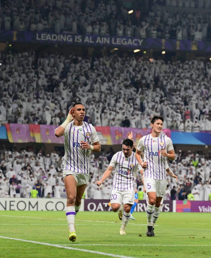احتفال لاعبي العين بالفوز على الهلال