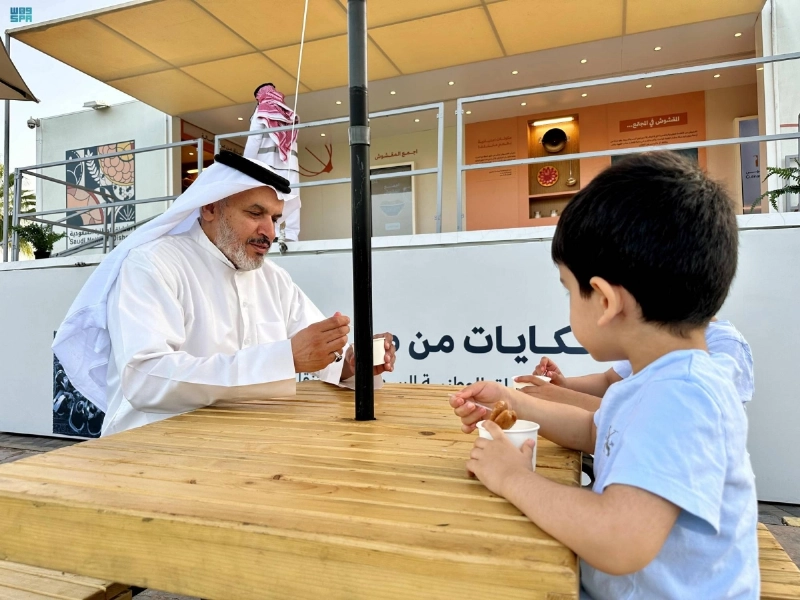 طفل يتذوق نوعا من الحلوى (مكة)