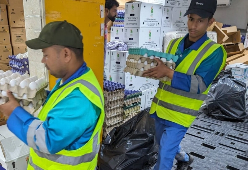 فرق الرقابة خلال مداهمة الموقع (مكة)