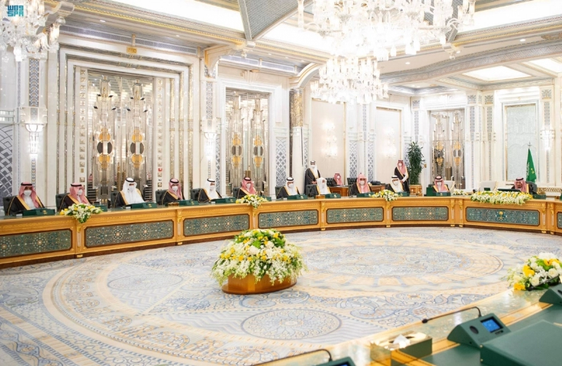 خادم الحرمين لدى ترؤسه جلسة مجلس الوزراء بجدة أمس (واس)