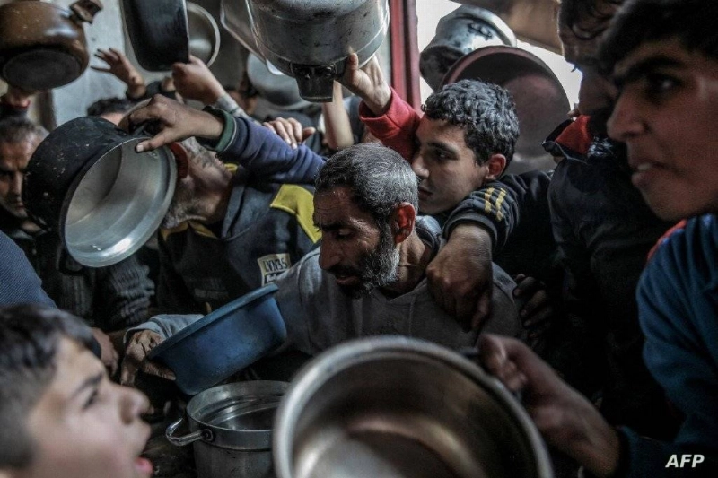 فلسطينيون يبحثون عن طعام