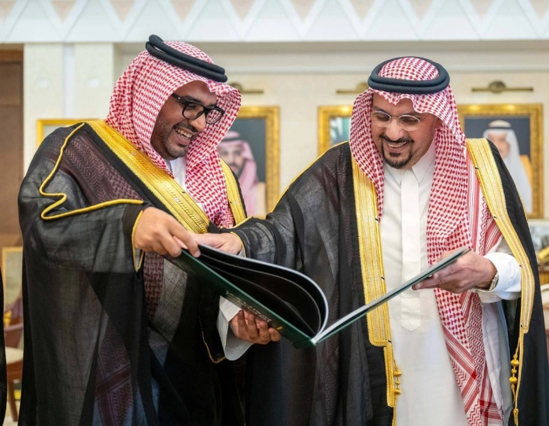 فيصل بن مشعل خلال اطلاعه على التقرير