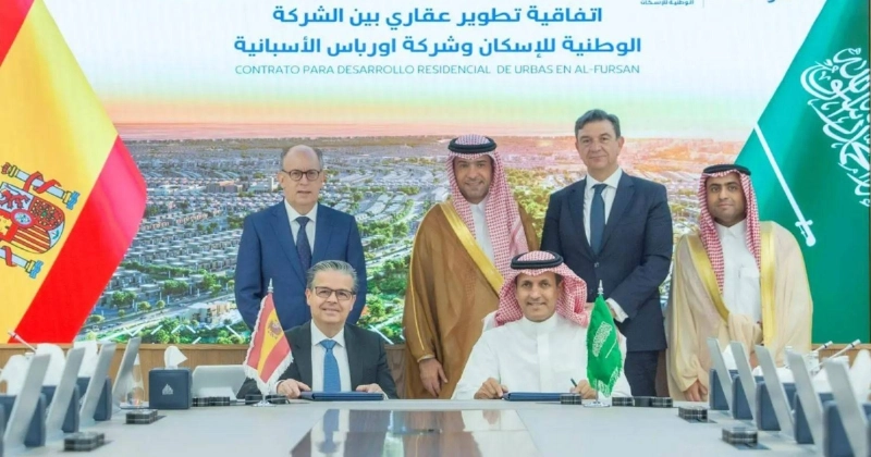 جانب من التوقيع