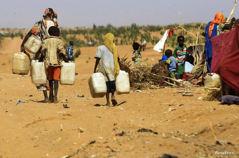 سودانيون يسعون لتوفير مياه الشرب (مكة)