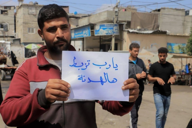 فلسطيني يدعو بنجاح المفاوضات
