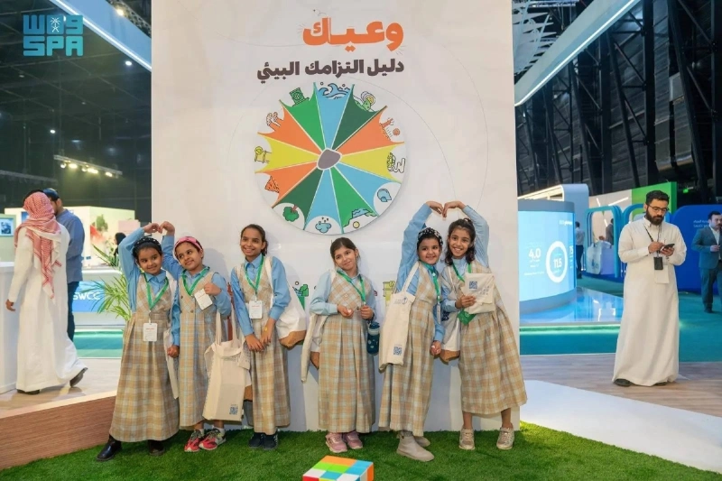 أطفال خلال زيارتهم للجناح (مكة)