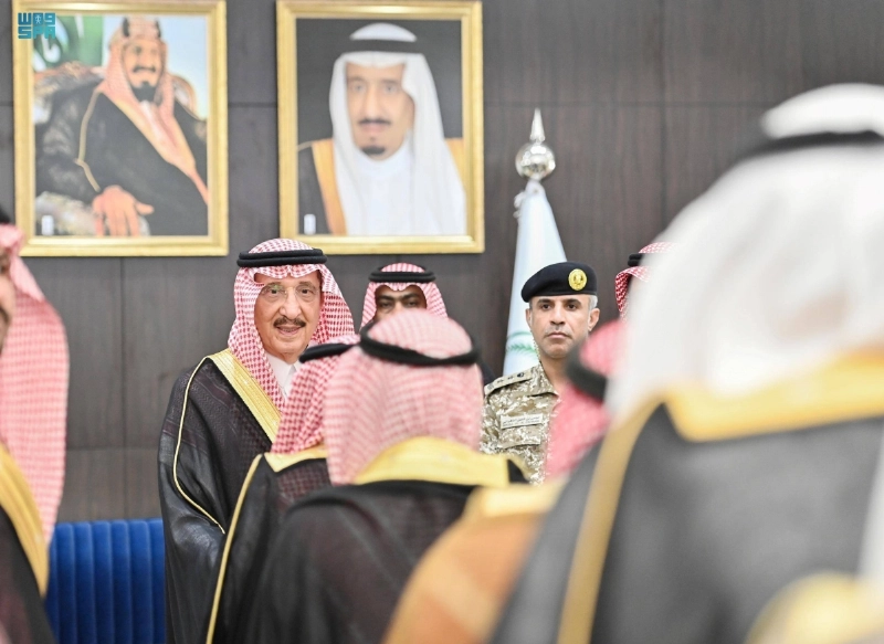 محمد بن ناصر خلال الجلسة الأسبوعية (مكة)
