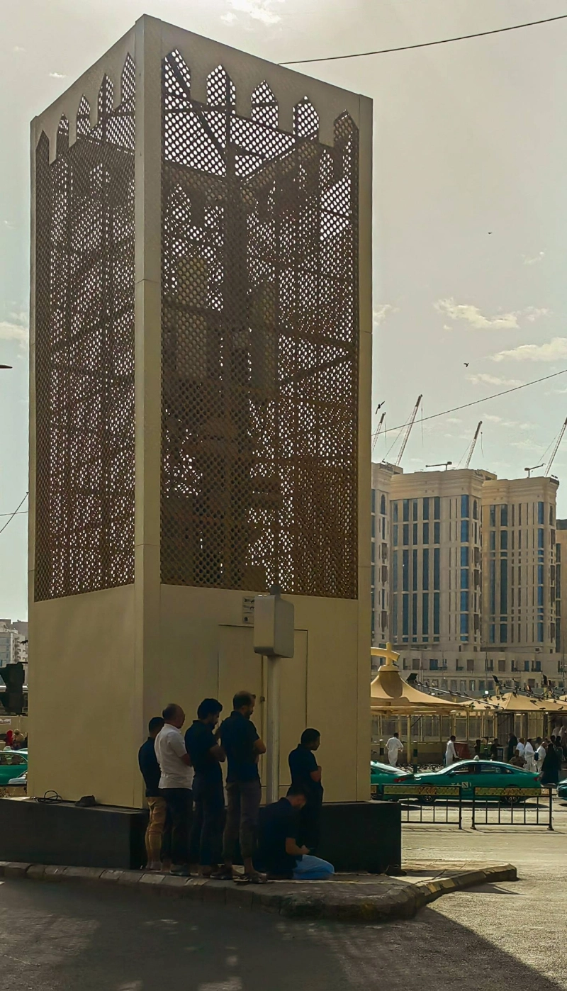 سعيا لإضفاء نواح جمالية، تعالج شركات اتصالات أبراجها المنتشرة في مكة المكرمة، خاصة في المنطقة المركزية، من التشوه البصري بتلبيسها وتغطيتها بطريقة جمالية مبتكرة، تميل إلى النقش الإسلامي وتتواءم مع قدسية المكان. (أنس الحارثي)