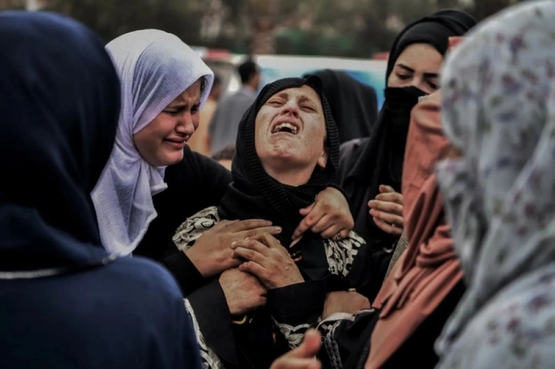 ألم وقهر على وجوه نساء غزة (مكة)