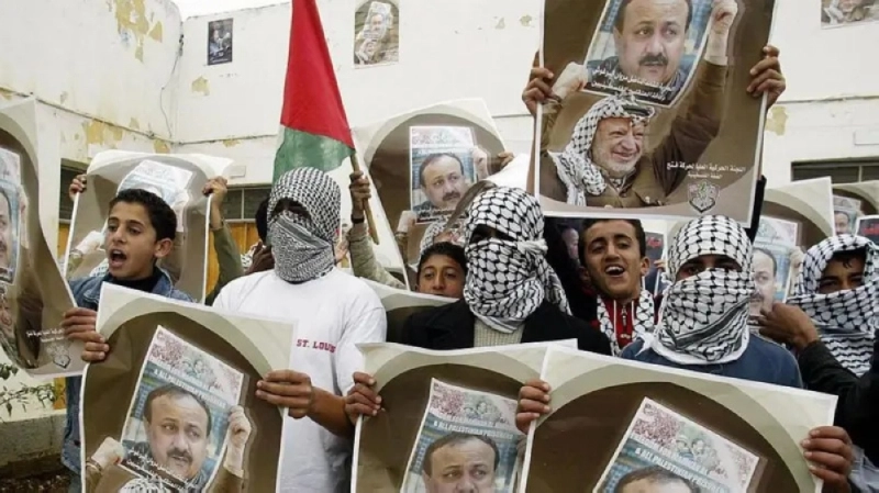 فلسطينيون يرفعون صورة البرغوتي