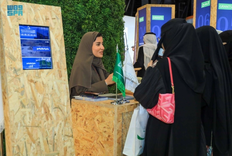 زائرات يتعرفن على الجهود البيئية (مكة)