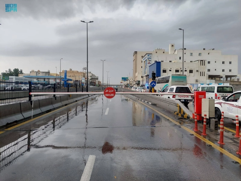 آثار الأمطار بأحد الشوارع (مكة)