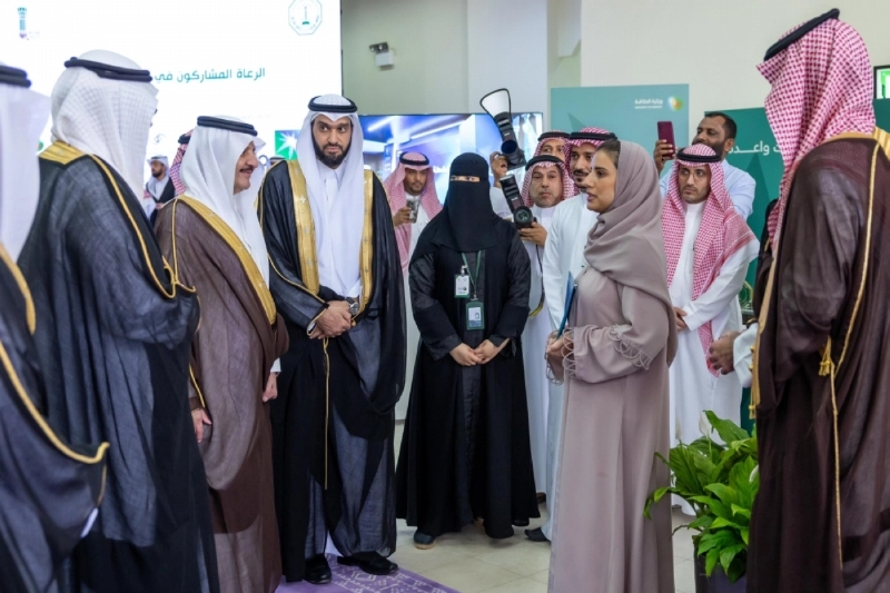 أمير الشرقية خلال جولة بالمعرض