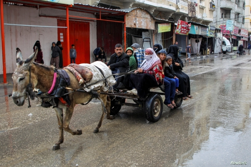 أسرة فلسطينية تغادر مدينة رفح (مكة)