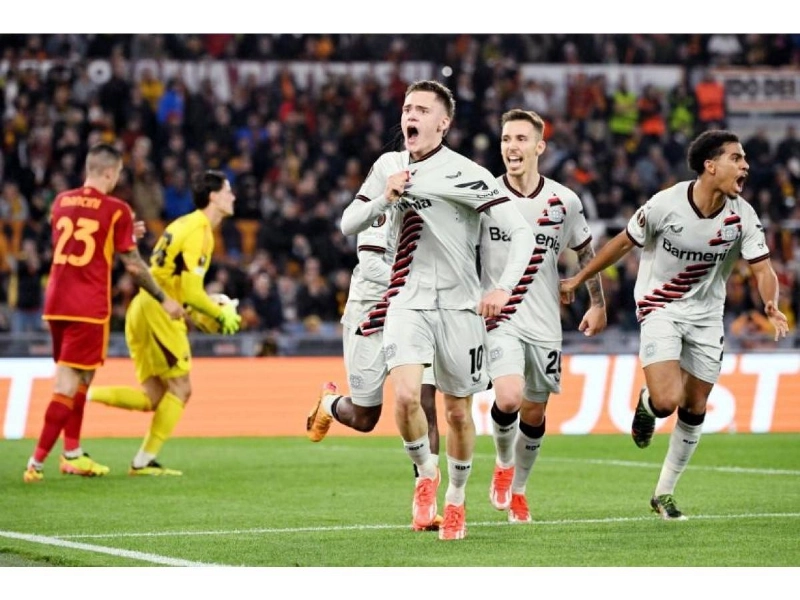 فرحة لاعبي ليفركوزن بالفوز في مباراة الذهاب