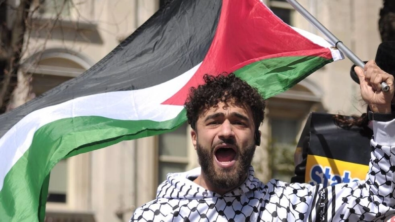 فلسطيني يرفع علم بلاده أمام الأمم المتحدة (مكة)