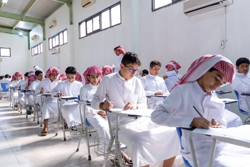 طلاب يؤدون اختبارات نافس (مكة)