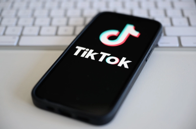FILED - 19 March 2024, Sachsen, Dresden: The logo of the short video platform TikTok displayed on a smartphone. After the EU Commission reopened proceedings against TikTok, the online platform is suspending functions of the TikTok Lite app for the time being. Photo: Robert Michael/dpa