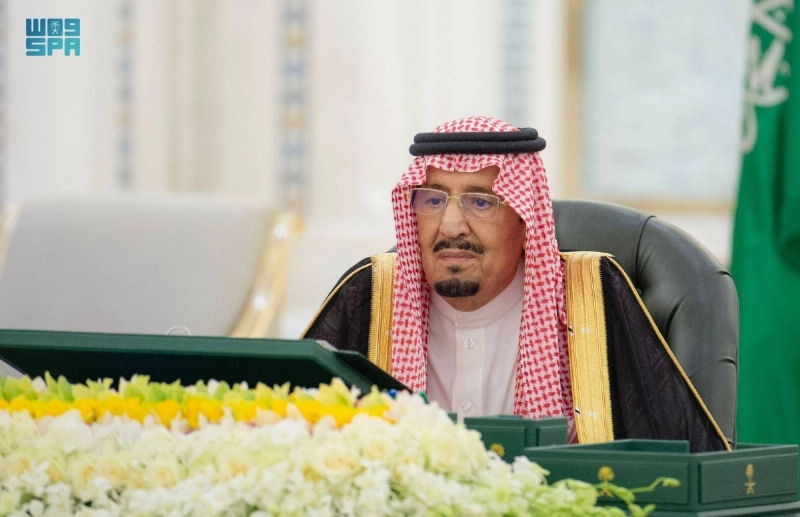 خادم الحرمين لدى ترؤسه جلسة مجلس الوزراء في جدة أمس (واس)