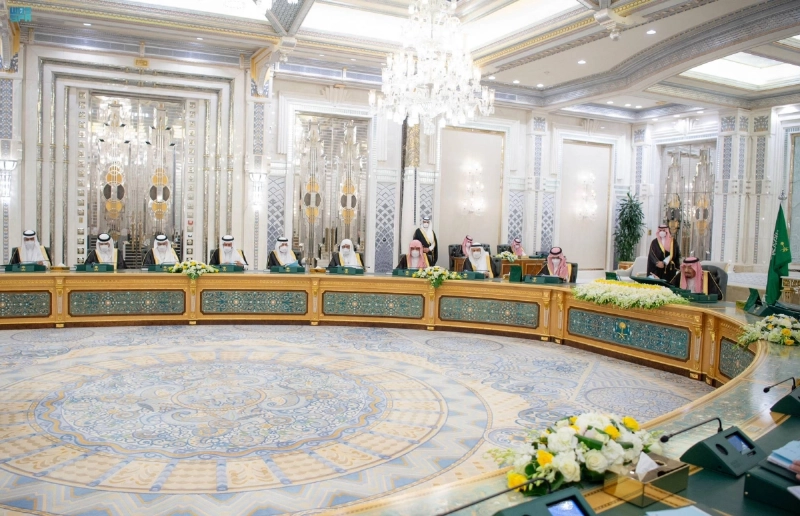 خادم الحرمين لدى ترؤسه جلسة مجلس الوزراء في جدة أمس (واس)