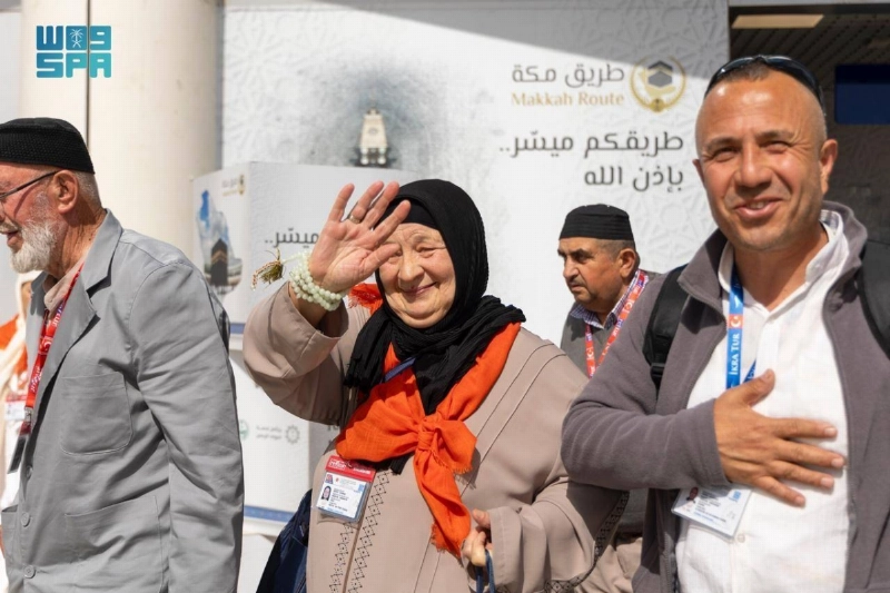 وصول الحجاج إلى مطار المدينة (مكة)
