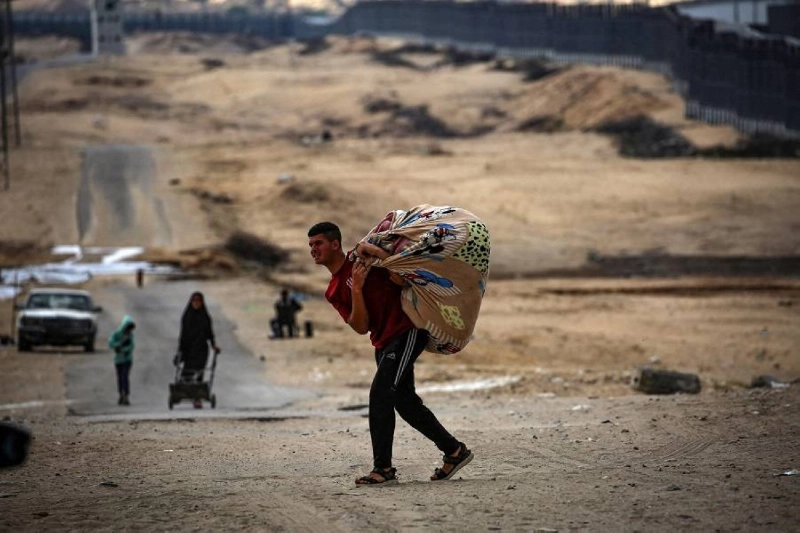 فلسطيني يفر بأمتعته (مكة)