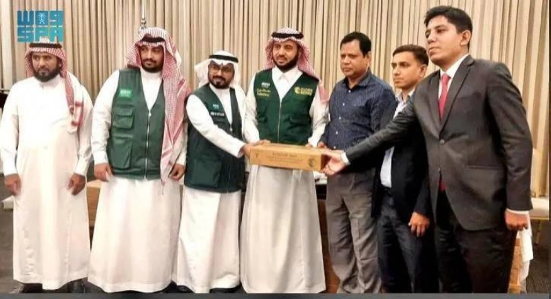 جانب من تقديم هدية التمور إلى بنجلاديش (واس)