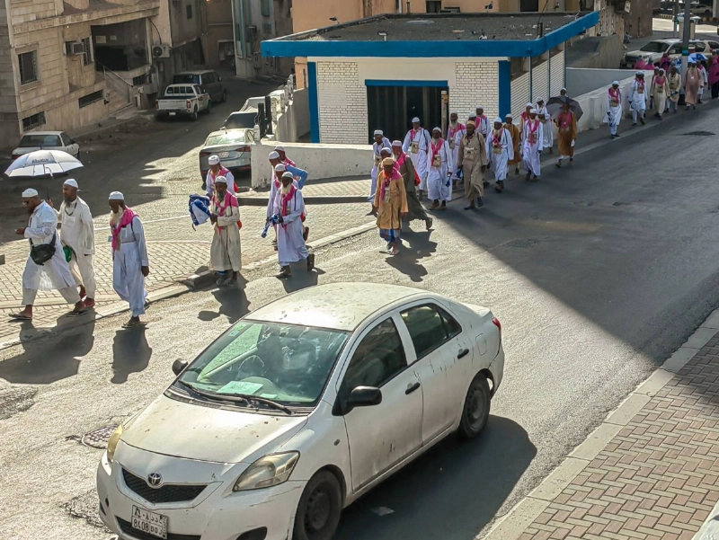 بدأ حجاج بيت الله الحرام يتوافدون على العاصمة المقدسة، ويذهبون إلى المسجد الحرام ويعودون منه، ويتجولون في أحياء مكة وشوارعها والفرحة تغمرهم، بعد أن من الله عليهم بالوصول إلى أطهر البقاع لأداء مناسك الحج. (أنس الحارثي)