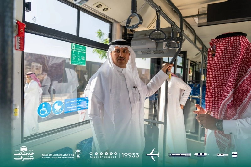 وزير النقل خلال تفقده حافلات الحجاج في المدينة