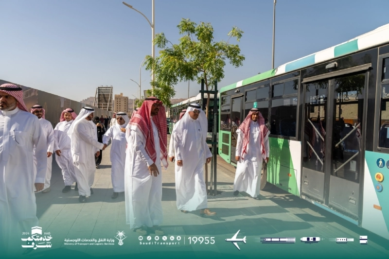 وزير النقل خلال تفقده وسائل نقل الحجاج