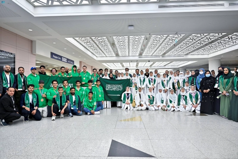 طلاب المنتخب السعودي لحظة وصولهم جدة أمس (مكة)