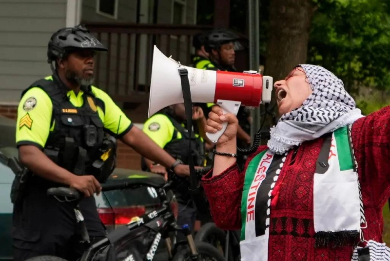 طلاب أمريكيون يتضامنون مع غزة (مكة)
طالبة ترتدي الكوفية الفلسطينية
