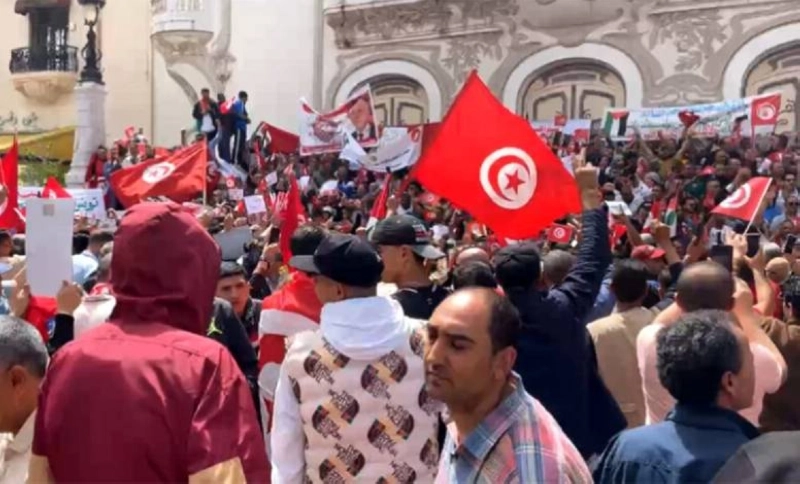 مظاهرة التونسيين أمام السفارة الفرنسية (مكة)