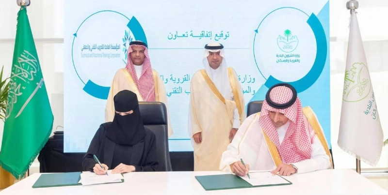 الحقيل لدى توقيع إحدى الاتفاقيات