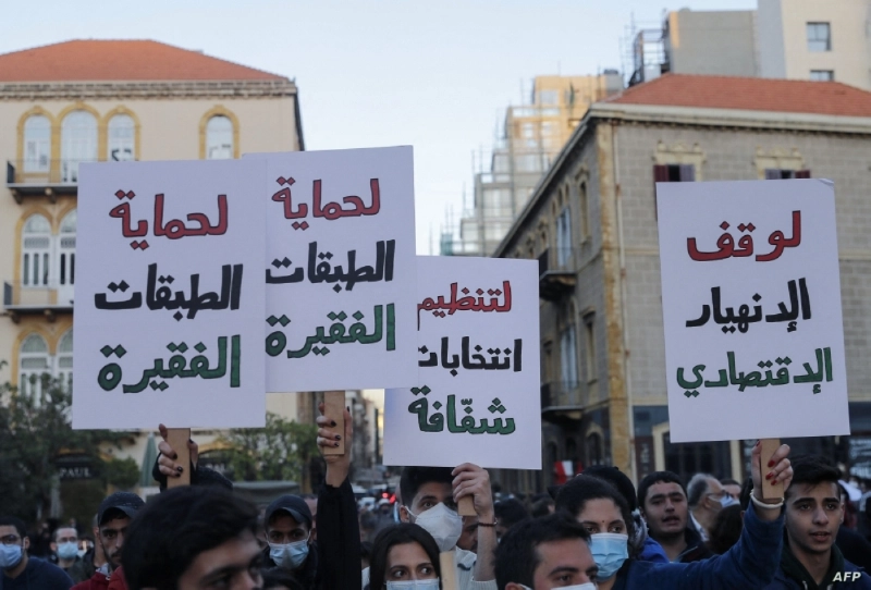 متظاهرون لبنانيون يتذمرون من الوضع الاقتصادي (مكة)