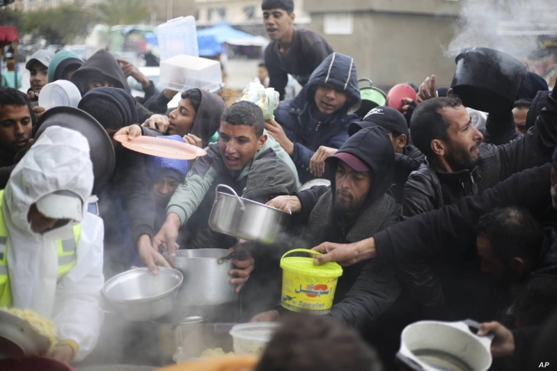غزاويون يبحثون عن الطعام