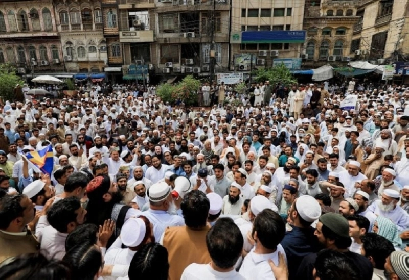 الآلاف في باكستان يتظاهرون احتجاجا على حرق المصحف الشريف (مكة)