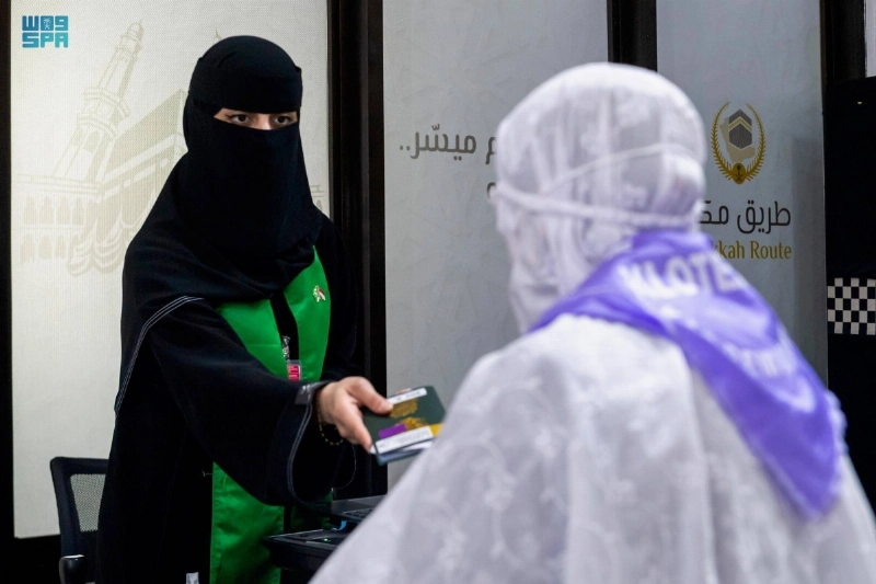 موظفة سعودية تنهي إجراءات حاجة (مكة)