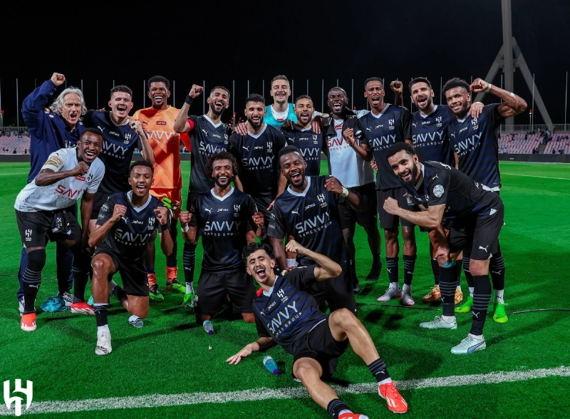 احتفال لاعبي الهلال بتحقيق الدوري بدون خسارة بعد الفوز على الوحدة